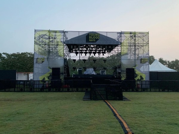 演出時突遇強暴雨，如何做好舞臺租賃設備的應急預案？