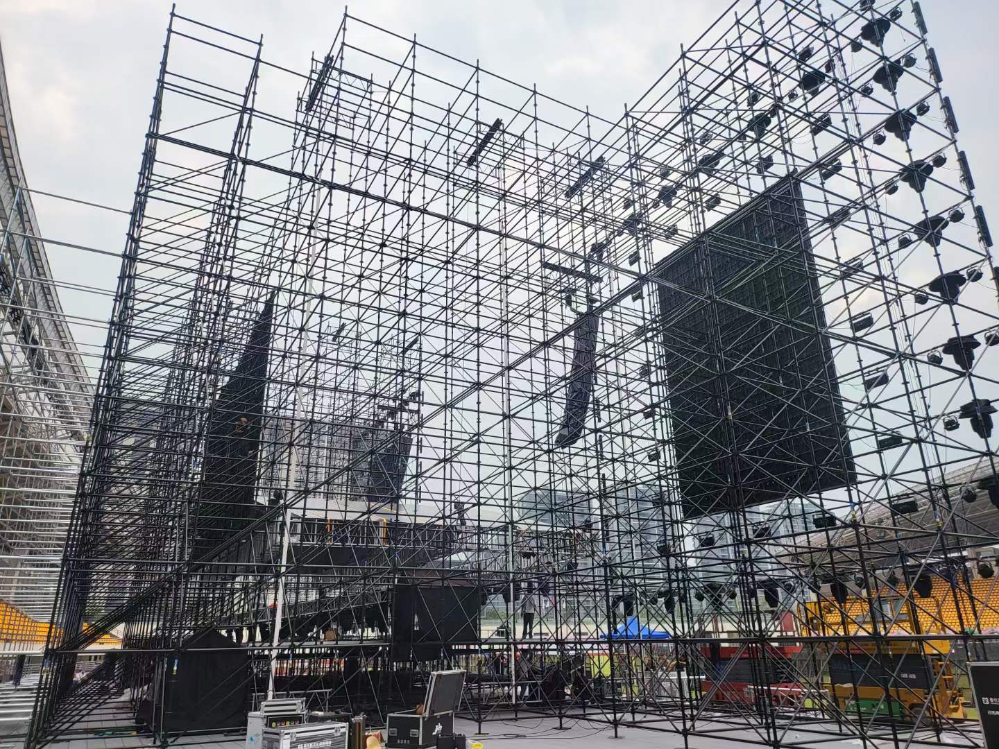 演出舞臺搭建頻繁安全措施如何到位？