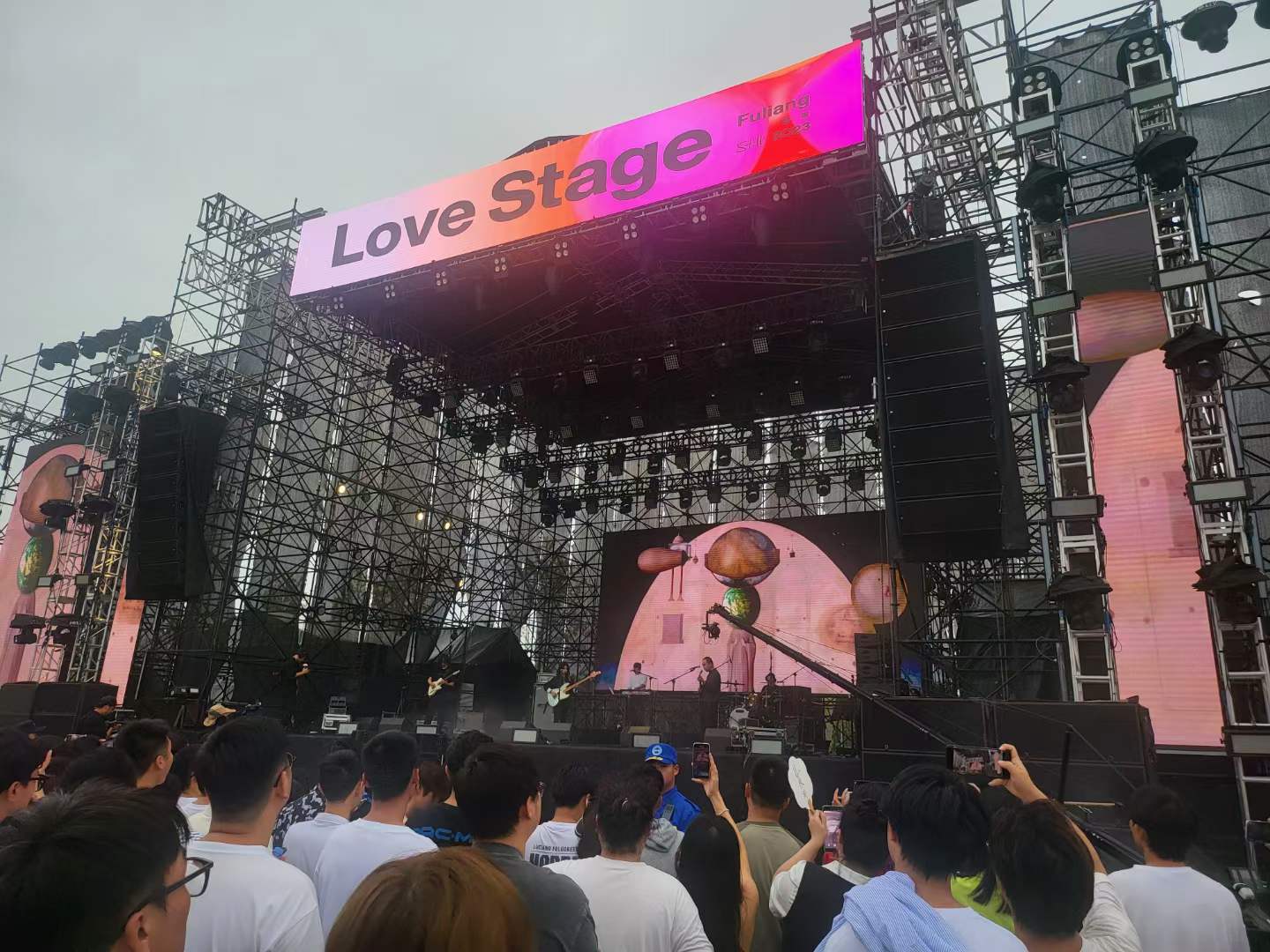 演出時突遇強暴雨，如何做好舞臺租賃設備的應急預案？