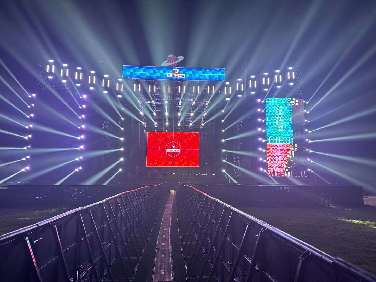 杭州草莓音樂節(jié)又來襲，鑫禾舞美燈光租賃設(shè)備助力圓滿收官