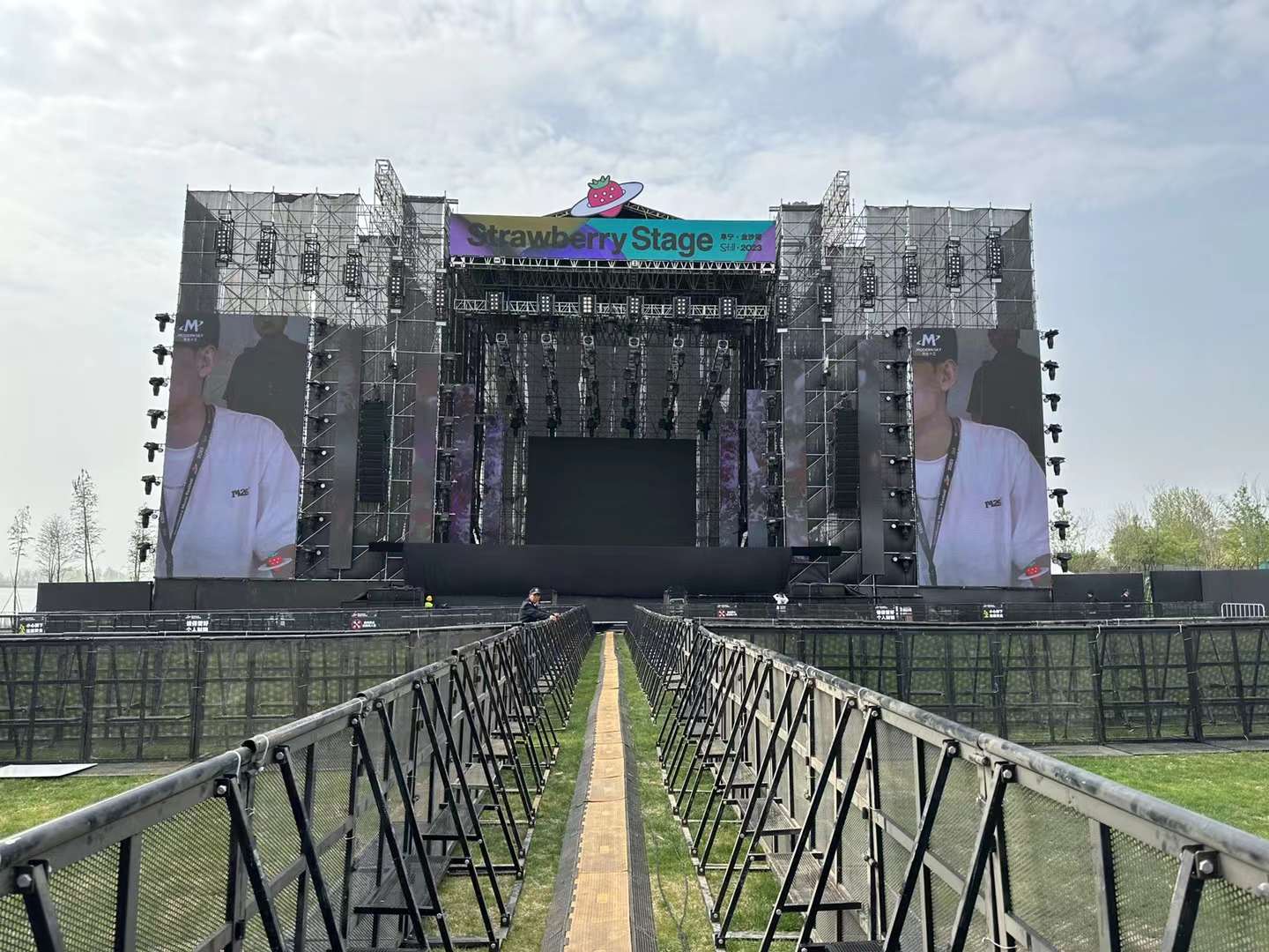 2023金沙湖草莓音樂節舞臺燈光設備租賃供應商鑫禾舞美成功案例