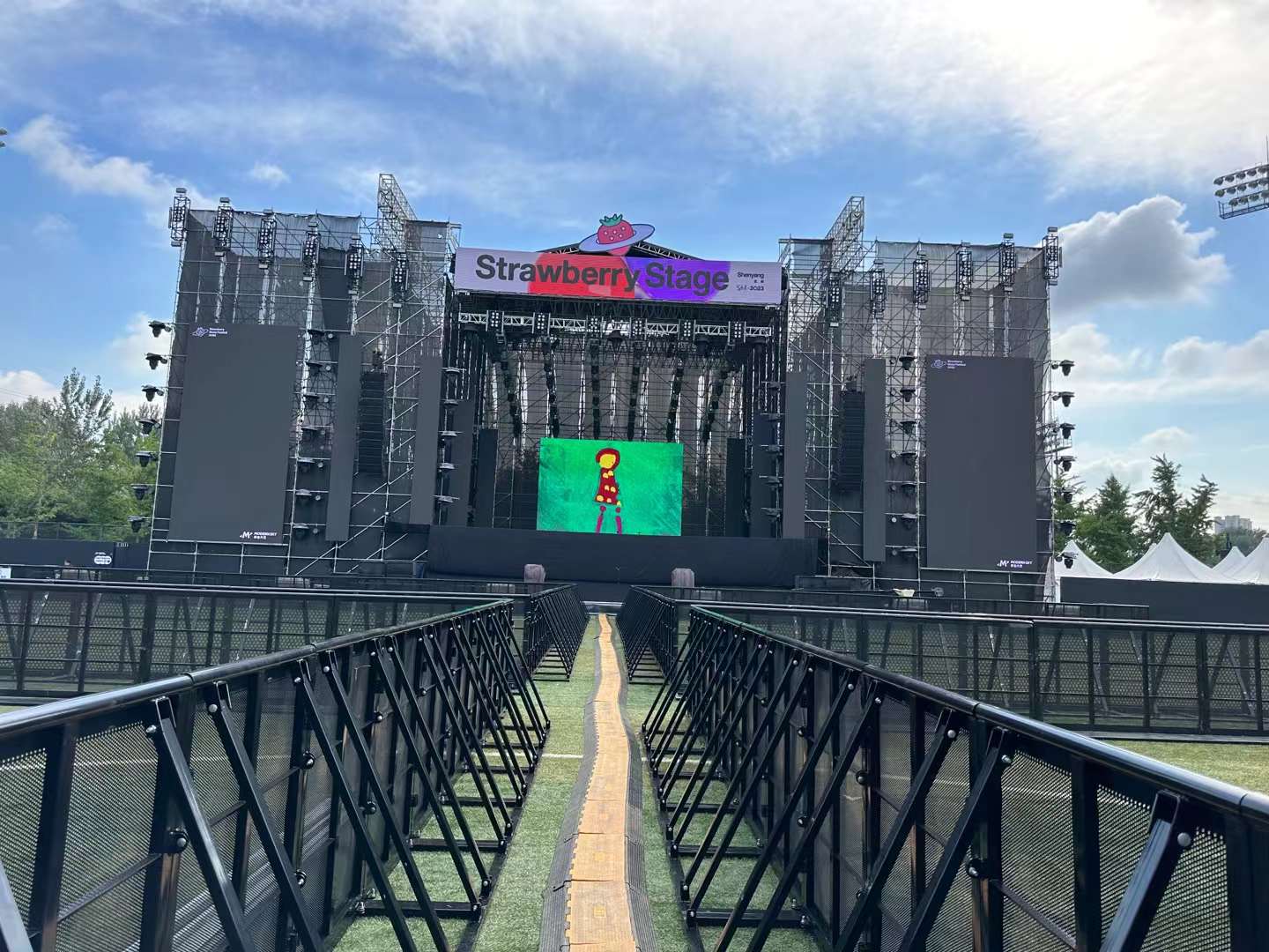 沈陽(yáng)草莓音樂(lè)節(jié)鑫禾舞美助燃現(xiàn)場(chǎng)舞臺(tái)設(shè)備租賃成功案例3