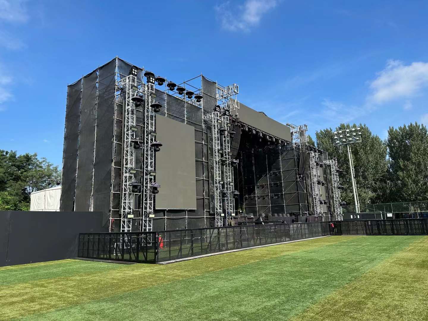 沈陽(yáng)草莓音樂(lè)節(jié)鑫禾舞美助燃現(xiàn)場(chǎng)舞臺(tái)設(shè)備租賃成功案例2